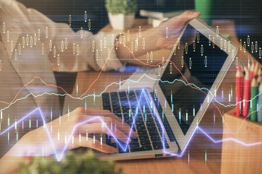 Bilgisayarda ve ön x grafik hologram çiziminde kadın eli yazarken çift pozlama. Borsa yatırım kavramı.