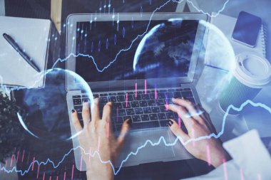 Bilgisayarda ve ön x grafik hologram çiziminde kadın eli yazarken çift pozlama. Borsa yatırım kavramı.