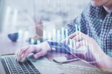 Ellerinde kredi kartı ve forex çizimi olan bir adamın çift pozu. İnternet E-ticaret kavramında hisse senedi ve dijital fintech.