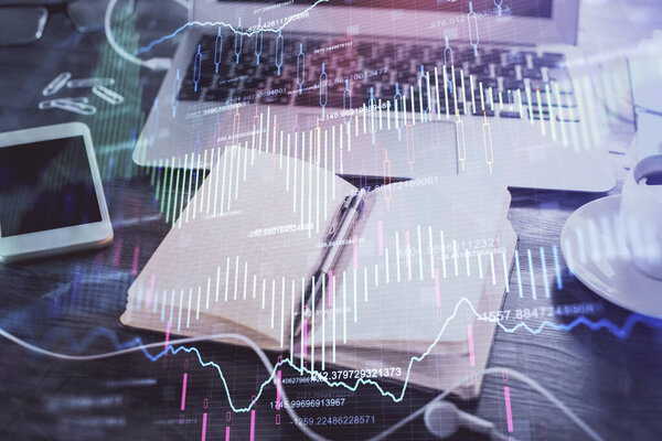 Multi экспозиции финансовых графиков рисунки и стол с открытым фоном ноутбука. Концепция форекс