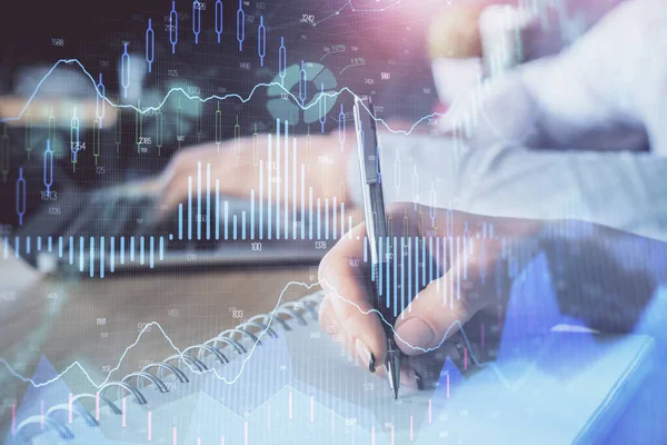 Doble exposición del dibujo gráfico de divisas sobre las personas que toman notas de fondo. Concepto de análisis financiero —  Fotos de Stock