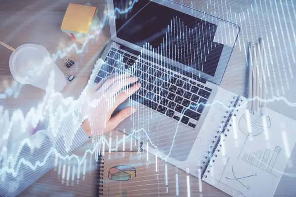 컴퓨터 키보드와 프 랙스 그래프 홀로그램 그림을 통해 손으로 타자를 치는 사람들의 이중 노출. 위에서 본 모습. 금융 시장의 개념. — 스톡 사진
