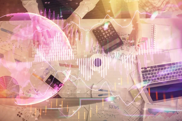 Dupla expozíció a férfi és a nő együtt dolgozik, és a pénzügyi chart hologram rajz. piacelemzési koncepció. Számítógép háttér. Felülnézet. — Stock Fotó