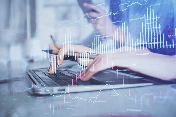 Multi exposición de las manos de la mujer escribiendo en el dibujo del holograma de la computadora y del gráfico financiero. Concepto de análisis bursátil. — Foto de Stock