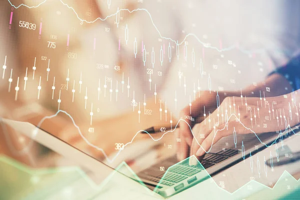 Doppelbelichtung von Frauenhänden beim Tippen auf Computer- und Forex-Diagramm-Hologrammzeichnung. Börseninvestitionskonzept. — Stockfoto