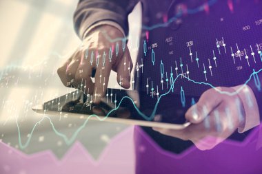 Erkeklerin el ele tutuşup dijital bir cihaz ve ön grafik çizimi kullanırken çift pozlama. Finansal piyasa kavramı.