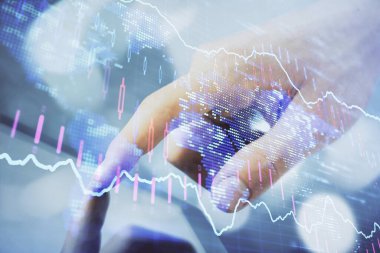 Bir adamın el ele tutuşup, telefon ve finansal çizim kullanırken birden fazla pozlama. Pazar analizi kavramı.