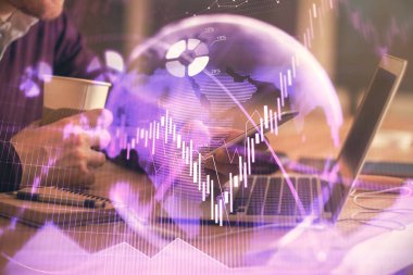 Bir adamın elini tutarken ve bir telefon ve finansal grafik çizimi kullanırken çift pozlama. Analiz kavramı.