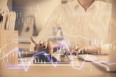 Ön x çizelgesine çift pozlama, hologram çizimi ve cep telefonu kullanan bir kadın. Finansal piyasa kavramı.