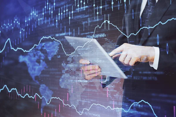 Dvojité vystavení člověka ruce drží a pomocí digitálního zařízení a grafu forex výkres. Koncept finančního trhu. — Stock fotografie