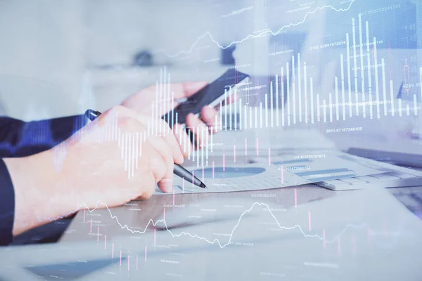 Dubbel exponering av män händer som håller och använder en telefon och finansiella diagram ritning. Analyskoncept. — Stockfoto