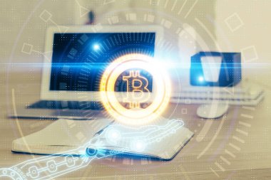 Blockchain temalı holograma ve bilgisayar arkaplanlı masaya çift pozlama. Bitcoin şifreleme para birimi kavramı.