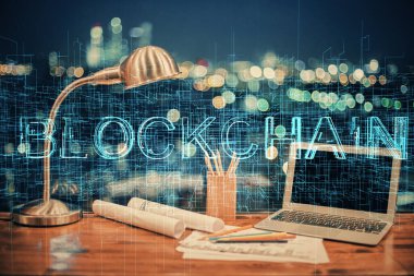 Blockchain temalı holograma ve bilgisayar arkaplanlı masaya çift pozlama. Bitcoin şifreleme para birimi kavramı.