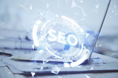 Bilgisayar ve seo çizim hologramı olan çok katmanlı bir tablo. Arama optimizasyon kavramı.