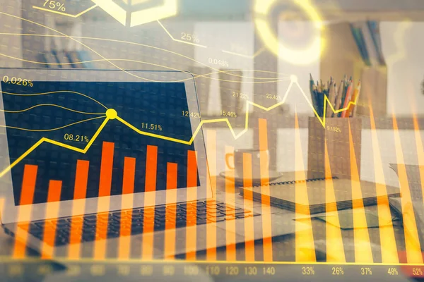 Holograma gráfico del mercado Forex y antecedentes personales de la computadora. Exposición múltiple. Concepto de inversión. — Foto de Stock