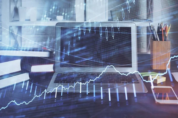Ologramma del grafico del mercato finanziario e personal computer sullo sfondo. Multi esposizione. Concetto di forex. — Foto Stock