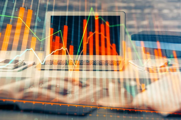 Gráfico financiero dibujo colorido y mesa con el ordenador en el fondo. Doble exposición. Concepto de mercados internacionales. — Foto de Stock