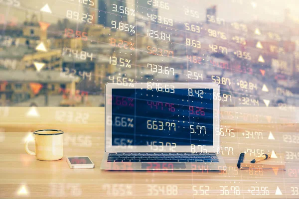 Οικονομικό γράφημα πολύχρωμο σχέδιο και πίνακα με υπολογιστή στο παρασκήνιο. Πολλαπλή έκθεση. Έννοια των διεθνών αγορών. — Φωτογραφία Αρχείου