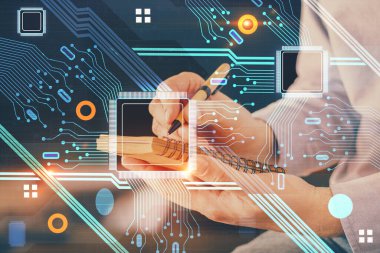 Teknoloji temalı çoklu pozlama simgeleri ile insan elleri yazılıyor.