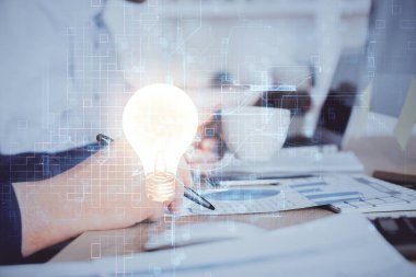 İşinizi geliştirin. Yazan adamların el altyapısı üzerine fikir ikonu. Çoklu pozlama.