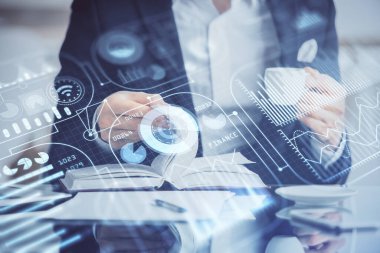 İnsan ellerinin arka planını ve endüstriler için soyut yenilikçi teknolojileri kapatın. Çoklu pozlama.