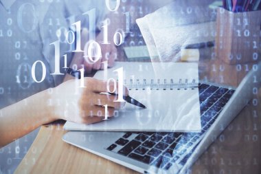 Teknoloji ve dijital kodlama simgeleriyle arka planda kadınların birden fazla pozu. Veri geliştirme kavramı.