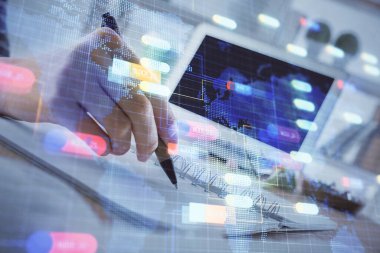 Dijital kodlama simgeleriyle notlar alan ellere çift pozlama. Bilgisayar öğrenme kavramı.