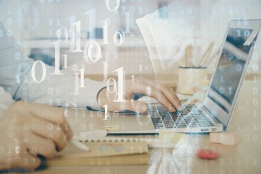 Teknoloji temalı dizüstü bilgisayarla çalışan bir iş adamı. Büyük veri kavramı. Çift pozlama.