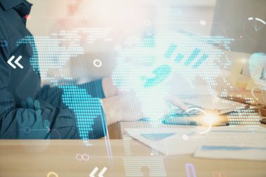 Arka planda bilgisayarla çalışan bir adamla dünya haritası hologramına çift pozlama. Dünya çapında ağ kavramı.