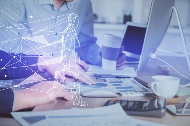 Bilgisayarda çalışan iş adamıyla çizimlere başla. Takım çalışması konsepti. Çift pozlama.