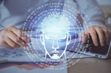 Beyin temalı hologramı olan bilgisayar geçmişi olan bir iş adamı. Beyin fırtınası kavramı. Çoklu pozlama.