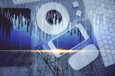 Forx grafik hologramının telefonlu masaüstü üzerinde çoklu pozlandırılması. Üst Manzara. Mobil ticaret platformu kavramı.
