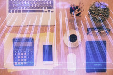 Masaüstünde telefonlu ön x grafik hologramına çift pozlama. Üst Manzara. Mobil ticaret platformu kavramı.