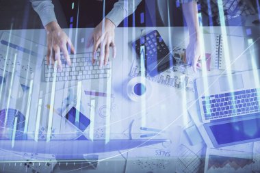 Birlikte çalışan kadın ve erkeğin çifte pozu ve finansal grafik hologramı çizimi. Pazar analizi konsepti. Bilgisayar arkaplanı. Üst Görünüm.