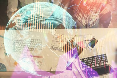 Birlikte çalışan kadın ve erkeğin çifte pozu ve finansal grafik hologramı çizimi. Pazar analizi konsepti. Bilgisayar arkaplanı. Üst Görünüm.