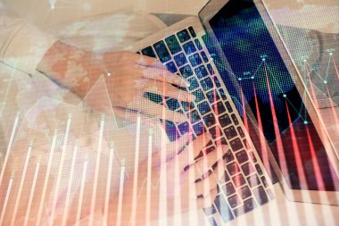 Bilgisayar ve ön x çizim hologramı üzerinde çalışan kadın elleri çift pozlama. Üst Manzara. Mali analiz kavramı.