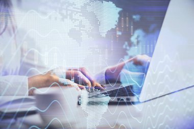 Bilgisayar ve ön grafik hologram çizimi üzerinde çalışan kadın elleri çift pozlama. Mali analiz kavramı.