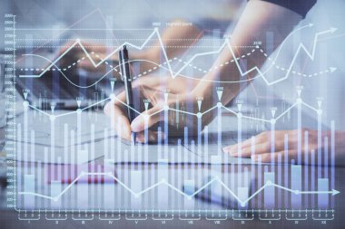 Bilgisayarda ve finansal grafik hologramında yazı yazan kadın ellerine çok maruz kalmış. Borsa analizi kavramı.