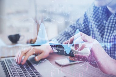 Ellerinde kredi kartı ve forex çizimi olan bir adamın çift pozu. İnternet E-ticaret kavramında hisse senedi ve dijital fintech.