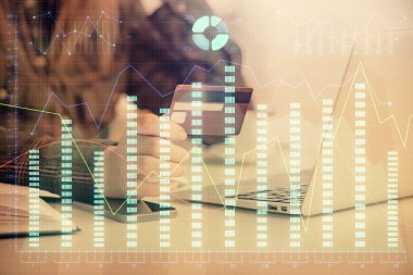İnternetten alışveriş yapan kadının elinde kredi kartı ve mali grafik çizimi var. Borsa E-ticaret kavramı.