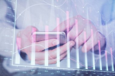 Erkeklerin el ele tutuşup dijital bir cihaz ve ön grafik çizimi kullanırken çift pozlama. Finansal piyasa kavramı.