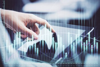 Bir adamın el ele tutuşup, telefon ve finansal çizim kullanırken birden fazla pozlama. Pazar analizi kavramı.