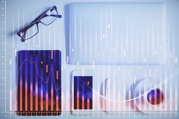 Multi exposición de holograma gráfico financiero sobre el escritorio con el teléfono. Vista superior. Concepto de plataforma de comercio móvil. —  Fotos de Stock