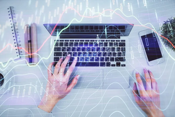 Double exposition des mains de la femme travaillant sur l'ordinateur et le dessin d'hologramme de graphique forex. Vue du dessus. Concept d'analyse financière. — Photo