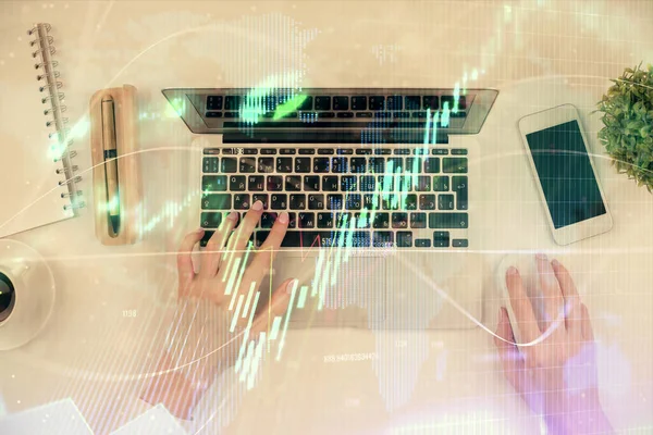 Mehrfachbelichtung von Frauenhänden, die an Computer- und Forex-Diagramm-Hologrammzeichnung arbeiten. Draufsicht. Finanzanalysekonzept. — Stockfoto