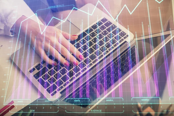 Női kezek kettős expozíciója gépelés számítógépen és pénzügyi grafikonon hologram rajz. A tőzsdei elemzés koncepciója. — Stock Fotó
