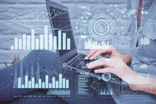 Multi exposición de las manos de la mujer escribiendo en la computadora y el dibujo del holograma gráfico de divisas. Concepto de análisis bursátil. —  Fotos de Stock