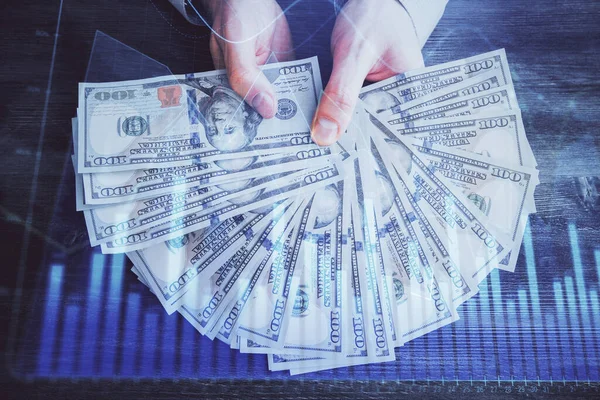 Multi exposición de gráfico financiero dibujo holograma y EE.UU. billetes de dólares y las manos del hombre. Concepto de análisis . — Foto de Stock