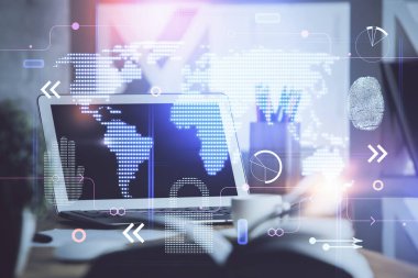 Bilgisayar ve dünya haritası hologramıyla masaüstü çifte pozlama. Uluslararası veri ağı kavramı.