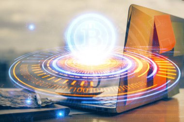 Blockchain temalı holograma ve bilgisayar arkaplanlı masaya çift pozlama. Bitcoin şifreleme para birimi kavramı.